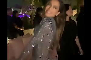 Anitta dançando em festa de lançamento de sua música nova xxxGirl from Rioxxx 