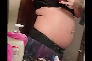 Whitney Morgan shows off will not hear of big belly