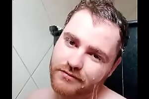 Ruivo se filma no banho e envia para grupode whatsapp 01