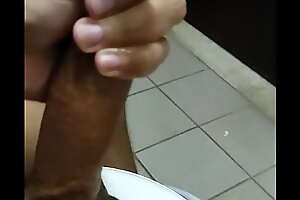 Batendo punheta no banheiro do hospital