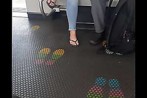 Espiando pies en el metro MEDELLíN