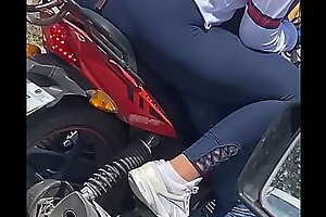 Calzon de morrita mexicana en moto, parada en el semáforo