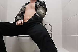 il mio amico russo TIMUR  si eccita mentre pulisce  il suo bagno al lavoro
