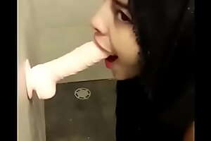 La ragazza araba gioca con il suo dildo