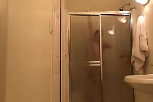 Chica desnuda en el baño #2