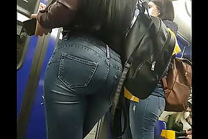 ragazza sexy italiana mostra il suo grosso culo respecting pubblico respecting metro a Roma