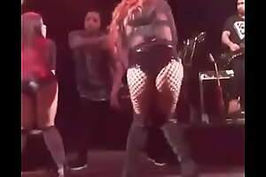 Anitta no palco cantando xxxGinzaxxx