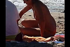 Nudiste à shivering plage, voyeur