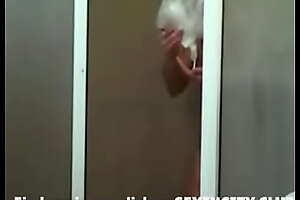 Eine Schwester wird heimlich mit einer versteckten Kamera in der Dusche gefilmt