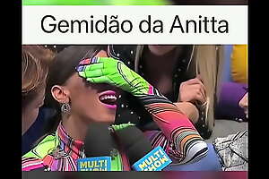 Anitta cantora gemendo