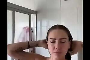 Celia Lora disfrutando la ducha