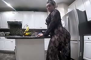 Selena Loca chittin' to kitchen