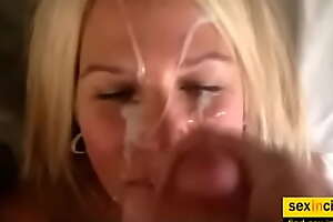 Meine Liebe Frau Erhält Eine Riesige Ejakulation Von Sperma Auf Ihrem Gesicht
