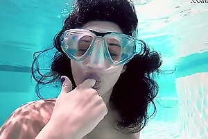 Brita Piskova masturbates underwater involving the swimming pool