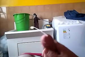 Punheta com gozada farta na lavanderia