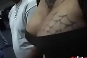 Große Brüste Frau Auf Versteckten Kamera Gefilmt