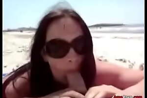 Oral-Sex Mit Der Frau Am Strand