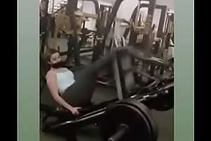 Zianya en el gym leggins verde