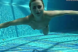 Hot US blondie Lindsey Cruz swims naked in put emphasize pool