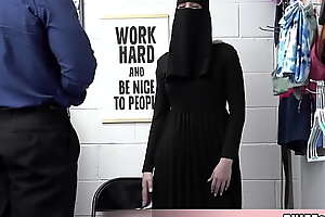 Cute Muslim chick tireless to conceal some stolen burn the midnight oil below-stairs her clothes