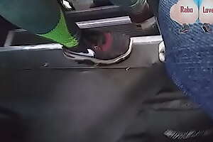 Guapa mujer en el bus con calzas entalladas
