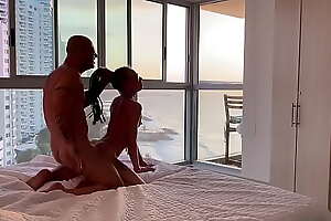 Couple amateur exhibe leur baise torride aux fenêtres de leur chambre d’hôtel en Colombie