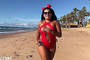 Kriss Hotwife Novinha de Salvador e Corno Filmando Na Praia