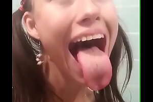 hermosa lengua con saliva