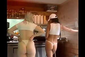 2 Chicas en un Sexy Coffee
