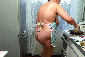 Chubby milf cooks pies and fucks with a maladroit pestle in the matter of the kitchen  Her juicy PAWG and big tits are shaking  Homemade fetish  Does your wife explanations rle of naked?