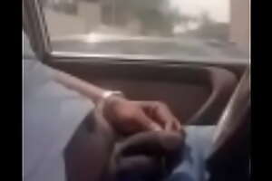 Ousmane Conte se fais plaisir en rebuke seul dans sa voiture