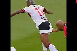 Vitinho do Flamengo fica de sunga durante partida