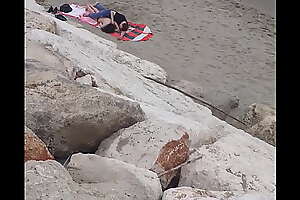 Cornuto mostra sua lei in the air spiaggia
