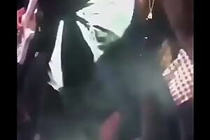 Anitta dançando  no palco ao som da música xxxPopa da bundaxxx