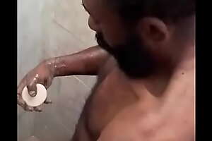 O mendigo tomando banho para fuder              mendigosmo blog video 