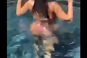 Anitta na piscina  -  ( Música  : Girl From Rio)