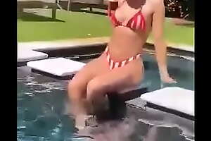 Anitta curtindo na piscina em Miami