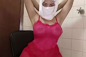Sexy arabian hijabi slut masturbate squirting pussy alongside niqab on webcam