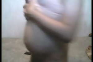 travesti de 19 años muestra su panza de embarazada