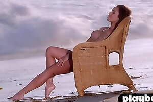 Latina MILF Francesca Frigo posing naked alfresco and exposed total curved body