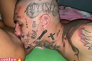Esse magrelo tatuado chupa uma buceta tão gostoso que gozei na boca dele 3x * Dluquinhaa * * Fortal Filmes *