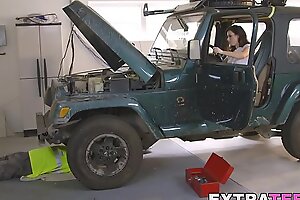 Car mechanic with huge dick gets prevalent fuck a hot pygmy babe